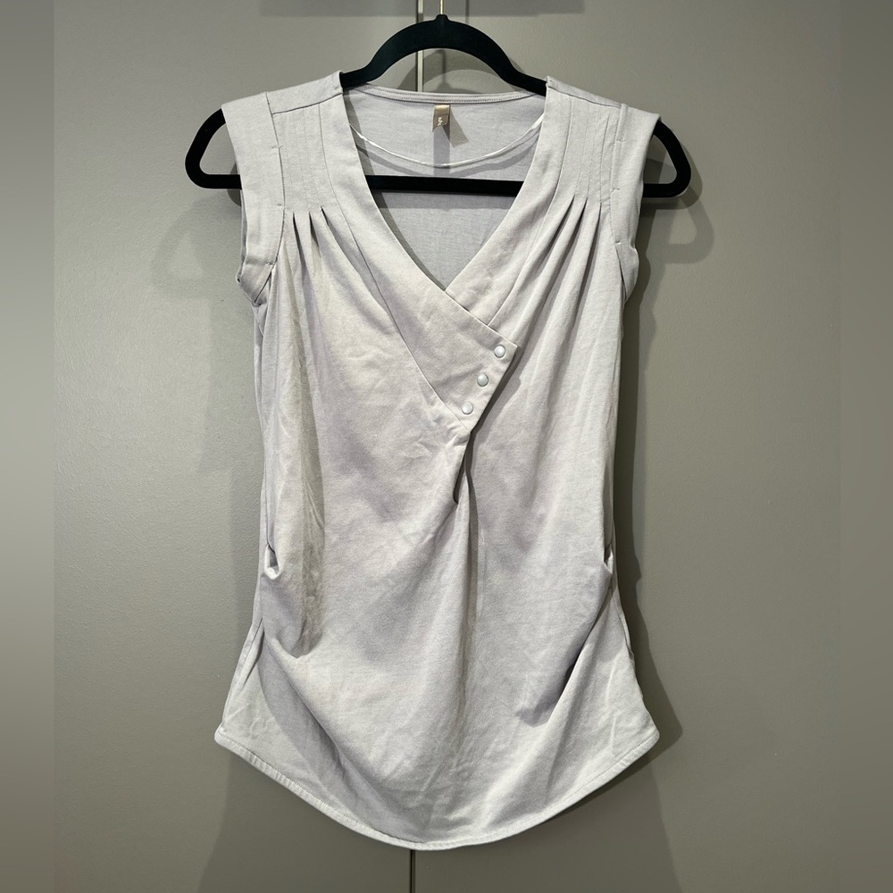 Thyme maternity breastfeeding shirt Sz small. Grey v-neck, snap button closure